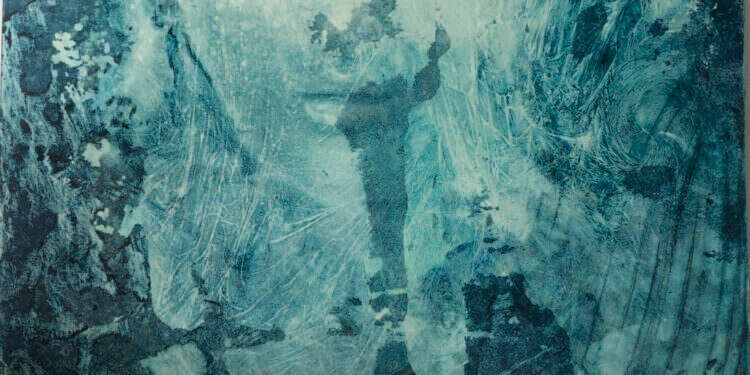 הקיר החיצוני שחוצץ בינה ובין בני האדם שקפאו מכריח אותה לחיות חיים אמיתיים יותר. חניתה אילן, מתוך המיצב הקיר החיצוני שחוצץ בינה ובין בני האדם שקפאו מכריח אותה לחיות חיים אמיתיים יותר. חניתה אילן, מתוך המיצב "בגללי הים סוער", 2022