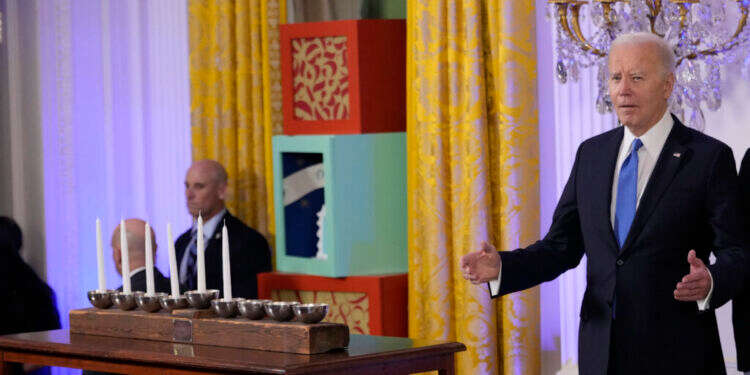 "ברוך ד' אשר נתן מנוחה לעמו ישראל במדינות ארצות הברית". נשיא ארה"ב ג'ו ביידן בטקס הדלקת נרות חנוכה בבית הלבן, השנה. צילום: איי.אף.פי