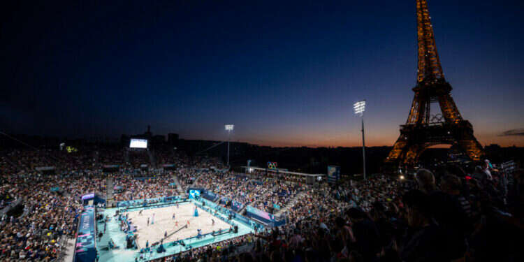 תחרות כדורעף חופים באולימפיאדה בפריז. צילום: AFP תחרות כדורעף חופים באולימפיאדה בפריז. צילום: AFP