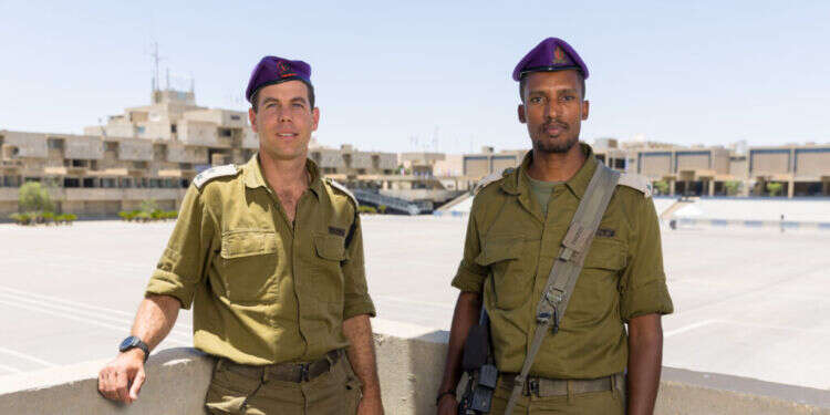 רס רס"ן דרבה וסא"ל גונן על רקע רחבת המסדרים בבה"ד. צילום: לירון מולדובן