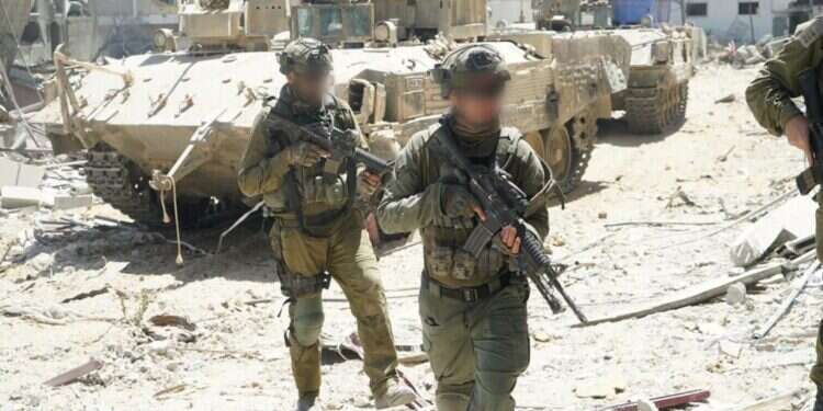 לוחמים מאוגדה 98 בעזה. צילום: דובר צה "כל בית נגוע בטרור": תיעוד מלחימת אוגדת המילואים האחרונה שנותרה ברצועה