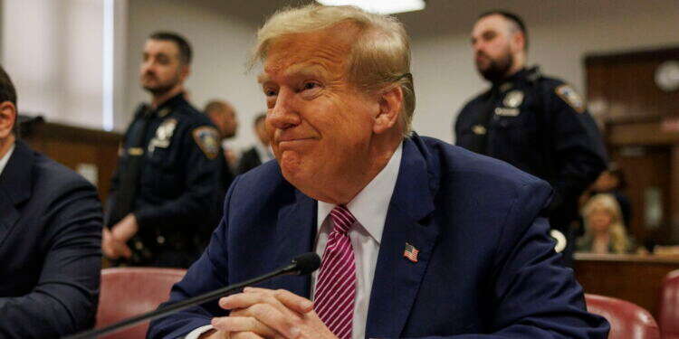 טראמפ באולם הדיונים במנהטן במהלך משפט תשלום דמי השתיקה. צילום: EPA