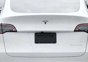 מעל 120 קמ"ש ברחובות גן יבנה: בן ה-14 שלקח טסלה לסיבוב