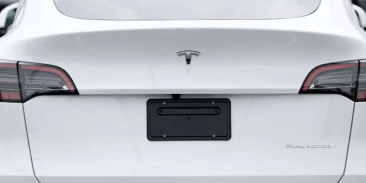 רכב טסלה. צילום: EPA מעל 120 קמ"ש ברחובות גן יבנה: בן ה-14 שלקח טסלה לסיבוב