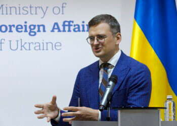 סין מנסה לתווך: שר החוץ של אוקראינה נחת בבייג'ין