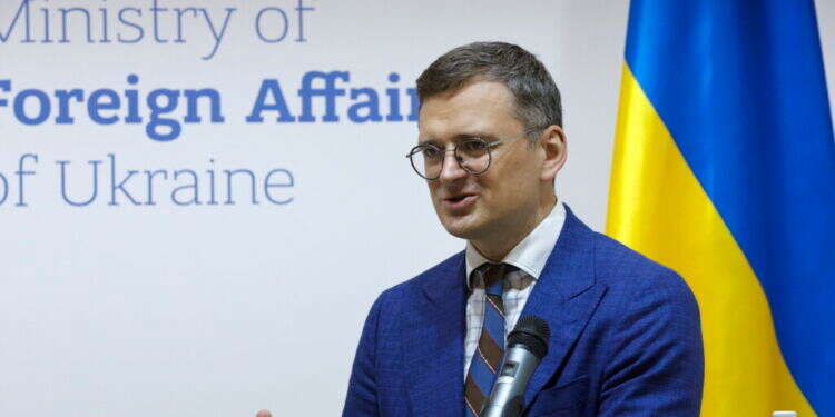 שר החוץ האוקראיני דמיטרו קולבה. צילום: EPA/SERGEY DOLZHENKO סין מנסה לתווך: שר החוץ של אוקראינה נחת בבייג'ין