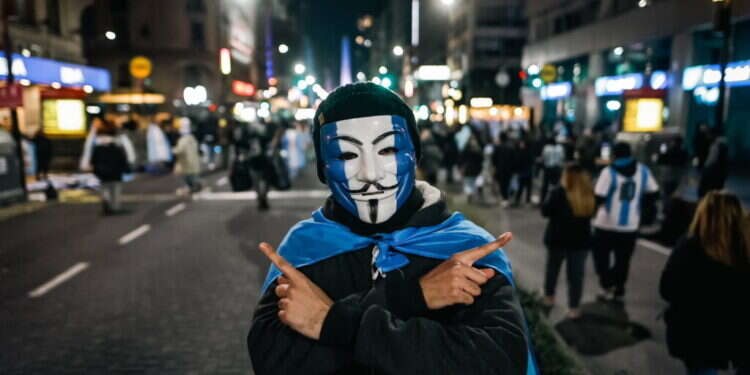 אוהד ארגניטנה ברחובות בואנוס איירס, אחרי הזכייה בקופה אמריקה. צילום: EPA/JUAN IGNACIO RONCORONI אחרי הזכייה בקופה אמריקה: האלימות ברחובות ארגנטינה קטעה את החגיגות