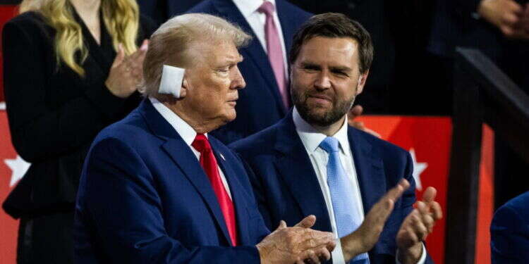 ג'יי.די. ואנס עם דולנד טראמפ. צילום: EPA ג'יי.די. ואנס עם דולנד טראמפ. צילום: EPA