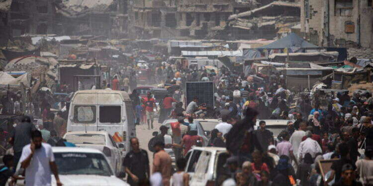 אזרחים עזתים נעים מחאן יונס לאזור ההומניטרי באל-מוואסי, יולי 24'. צילום: EPA ברקע פעילות צה"ל ברצועה, חמאס ממשיך להרוג את אזרחיו