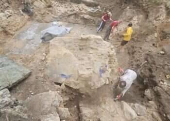 שברי קירות צבעוניים שהעידו כי קירות בית הכנסת היו מעוטרים. צילום רשות העתיקות מתחת לבית ספר מודרני: חורבן בית הכנסת הגדול בוילנה נחשף