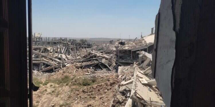 הריסות שג'אעיה. ברקע: קיבוץ נחל־עוז. צילום: אביגיל זית