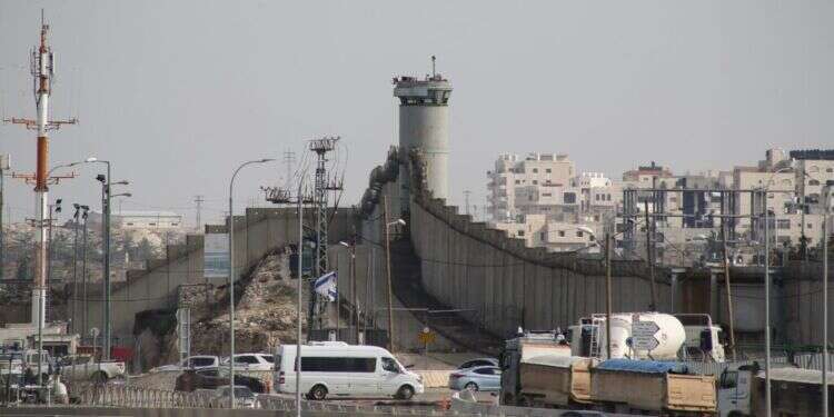 המדינה הפקירה אותה מחוץ לגדר ההפרדה. כפר־עקב. צילום: רויטרס כפר־עקב: תעודת הזהות כחולה, השלטון פלסטיני