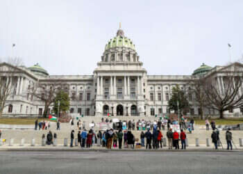 תוקפנות מהשמאל הקיצוני מאז 7 באוקטובר. הפגנה נגד ישראל בפתח בניין הקפיטול בהאריסברג, פנסילבניה. צילום: רויטרס