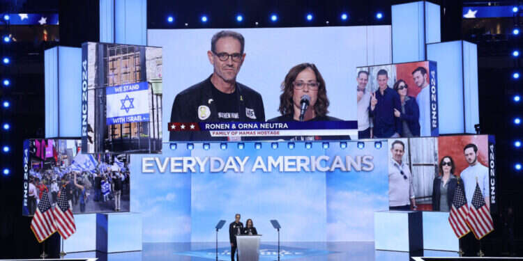 הוריו של החייל החטוף עומר נאוטרה בנאומם בוועידת המפלגה הרפובליקנית במילווקי. צילום: רויטרס חשש בימין: רה"מ יבצע ויתור מדיני בוושינגטון