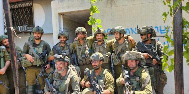 "המדינה חייבת הרבה למשרתי המילואים": עם הלוחמים בציר נצרים