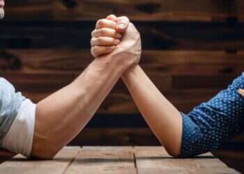 בין המצרים: על מאבקי כוח בזוגיות והדרך להתמודד איתם