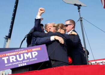 דונלד טראמפ לאחר הירי. צילום: AFP