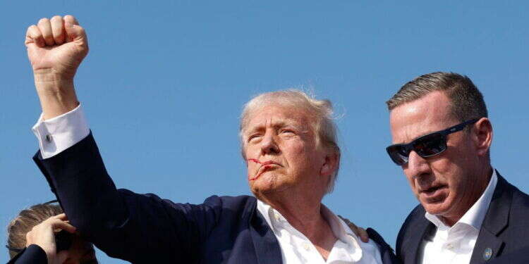 טראמפ לאחר הירי. צילום: AFP