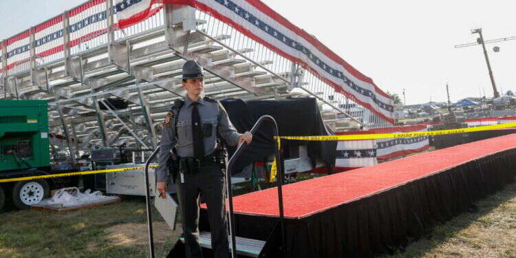 שוטר במשטרה המקומית בפנסילבניה, ארה דיווח: מטעני נפץ נמצאו במכוניתו של האיש שניסה להתנקש בטראמפ