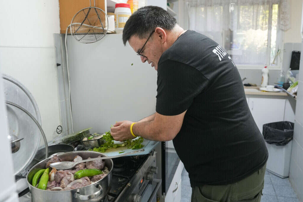 ח״כ מיכאל ביטון במטבח בחניתה. צילום: אייל מרגולין - ג׳יני.