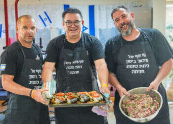 מימין: נדב קמינר, ח"כ מיכאל ביטון וארז אדר. צילום: אייל מרגולין - ג׳יני