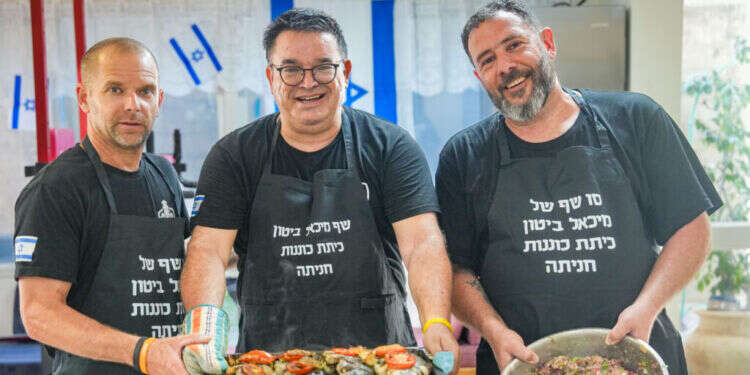 מימין: נדב קמינר, ח"כ מיכאל ביטון וארז אדר. צילום: אייל מרגולין - ג׳יני