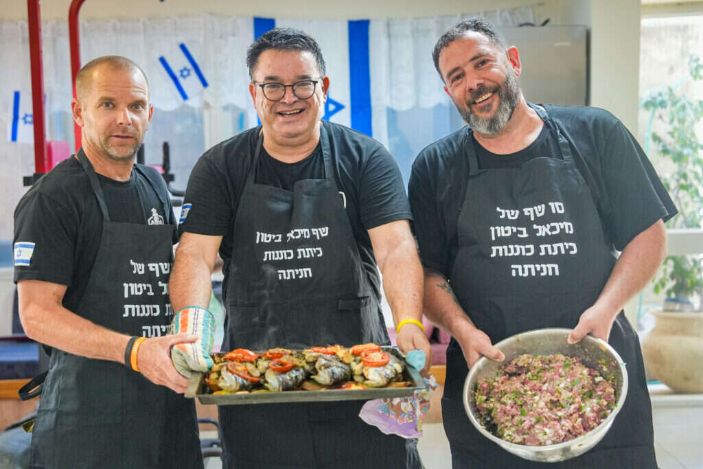 מימין: נדב קמינר, ח"כ מיכאל ביטון וארז אדר. צילום: אייל מרגולין - ג׳יני
