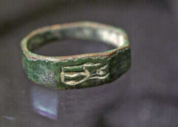 טבעת הברונזה עם חריתת האלה אתנה. צילום אמיל אלג'ם רשות העתיקות טבעת הברונזה עם חריתת האלה אתנה