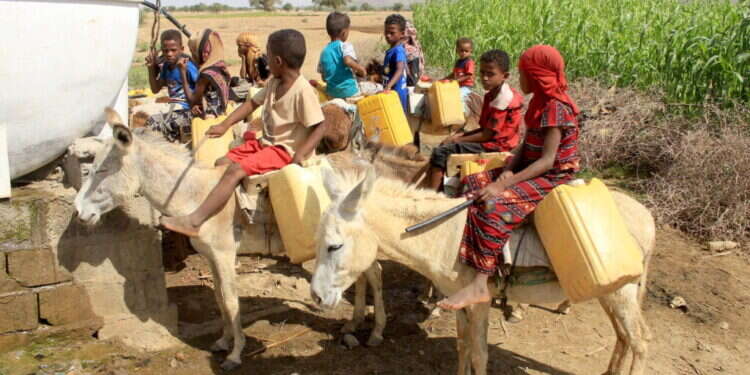 מיכל מים מאולתר בתימן. צילום: AFP מיכל מים מאולתר בתימן. צילום: AFP