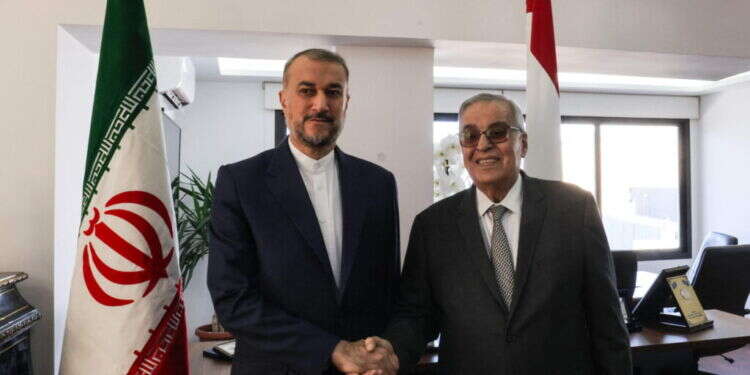 שר החוץ הלבנוני, עבדאללה בו חביב' לצד מקבילו האיראני שנהרג בתאונה, אמיר-עבדאללהיאן. צילום: AFP שר החוץ הלבנוני: במלחמה כוללת, נתייצב לצד חיזבאללה נגד ישראל