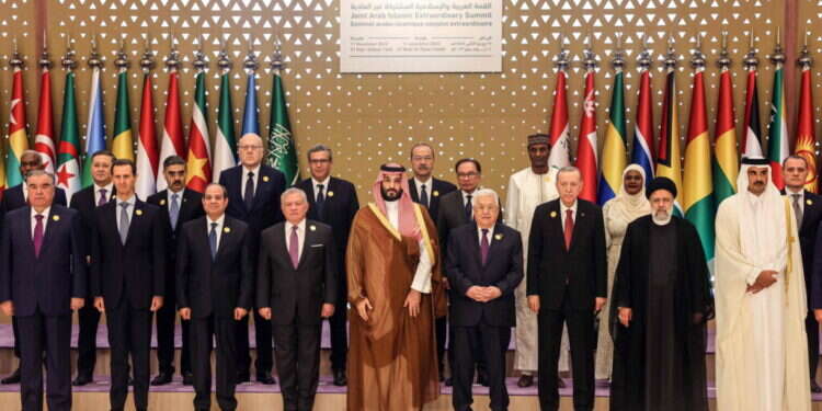 אסד עם מנהיגים מהעולם הערבי והאיסלאמי, נובמבר 23'. צילום: AFP מורדים, סמים ופליטים: כך חוזרת סוריה להיות לגיטימית