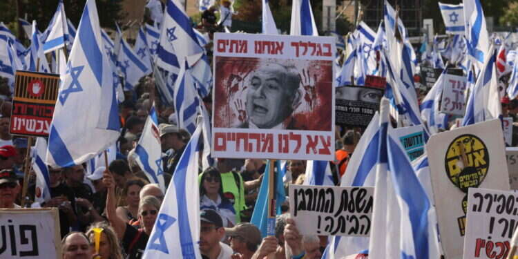 הפגנה נגד ראש הממשלה בנימין נתניהו. צילום: איי.אף.פי מלאכי הזדעזע מההתבטאויות נגד נתניהו וקרא לאחדות, ו"אחרי מותו התייחסתי לזה כצוואה". הפגנה נגד נתניהו. צילום: איי.אף.פי