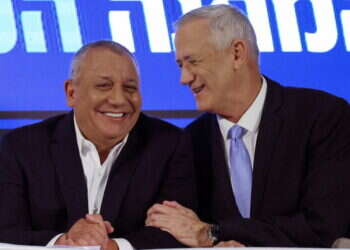 בני גנץ וגדי איזנקוט, המחנה הממלכתי. צילום: AFP