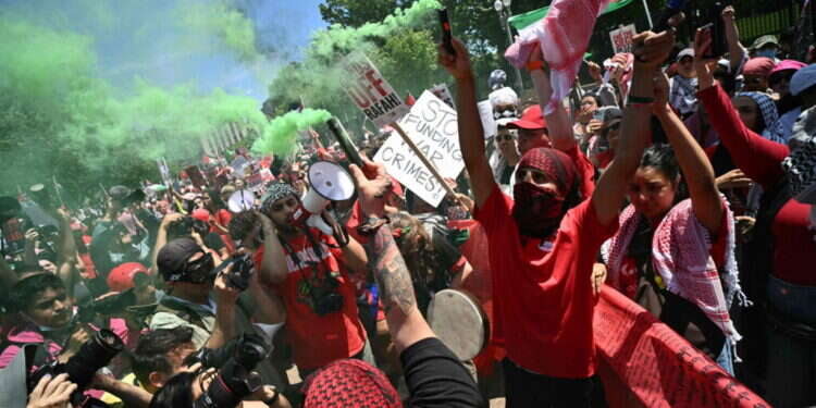 הפגנה אנטי־ ישראלית ליד הבית הלבן, בחודש ינואר. צילום: איי.אף.פי