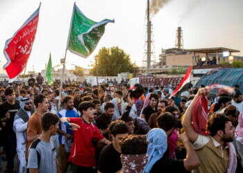 הפגנה נגד הפסקות החשמל סמוך לתחנת הכח התרמית בדרום עיראק. צילום: AFP