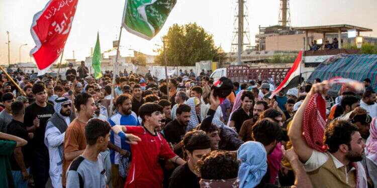 הפגנה נגד הפסקות החשמל סמוך לתחנת הכח התרמית בדרום עיראק. צילום: AFP הפגנה נגד הפסקות החשמל סמוך לתחנת הכח התרמית בדרום עיראק. צילום: AFP