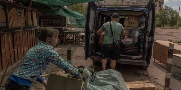 פליטים במנוסה על רקע הפלישה הרוסית למזרח אוקראינה, 25 ביוני 2024. צילום: AFP "מאות ישראלים תקועים באוקראינה": שלושה מתוכם מספרים על הפחד שיגויסו למלחמה