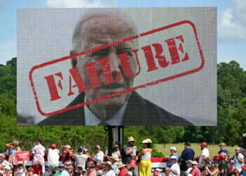 כרזה הנושאת את דמותו של נשיא ארה"ב, ג'ו ביידן, והכיתוב: "כישלון" בעצרת תמיכה בדונלד טראמפ יום לאחר העימות. צילום: AFP