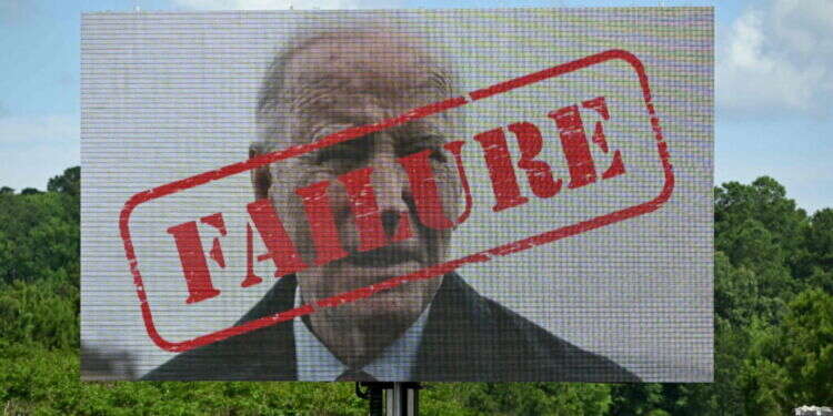 כרזה הנושאת את דמותו של נשיא ארה"ב, ג'ו ביידן, והכיתוב: "כישלון" בעצרת תמיכה בדונלד טראמפ יום לאחר העימות. צילום: AFP