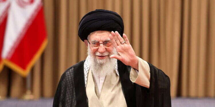 המנהיג העליון של איראן, איתאללה עלי חמינאי, לאחר הצביע בקלפי במהלך הסיבוב השני של הבחירות לנשיאות, טהרן, 5 ביולי 2024. AFP משולחן הניתוחים לכס הנשיאות: הכירו את נשיא איראן החדש מסעוד פזשכיאן