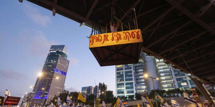 הפגנה בעד העסקה בתל אביב. צילום: AFP האם כדי להציל חטופים מוצדק להפקיר אזרחים רבים אחרים?