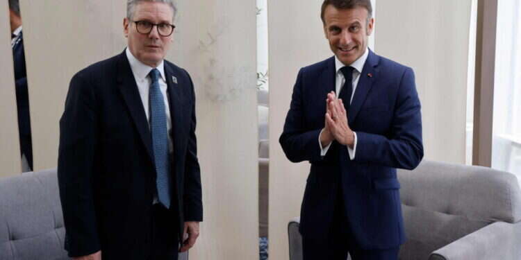 ראש ממשלת בריטניה, קיר סטארמר ונשיא צרפת, עמנואל מקרון. צילום: AFP ראש ממשלת בריטניה, קיר סטארמר ונשיא צרפת, עמנואל מקרון. צילום: AFP