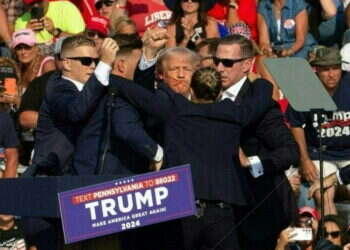 טראמפ לאחר הירי. צילום: AFP