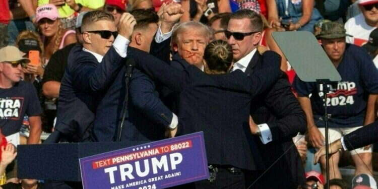 טראמפ לאחר הירי. צילום: AFP