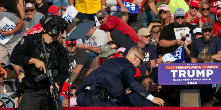 רגע ניסין ההתנקשות בנשיא ארה ניסיון ההתנקשות אולי מחזק את טראמפ – אבל מחליש את אמריקה