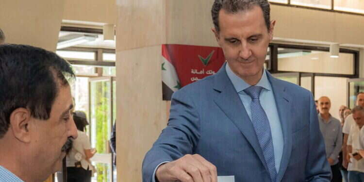 בשאר אל-אסד מצביע בבחירות בסוריה, יולי 24'. צילום: AFP בשאר אל-אסד מצביע בבחירות בסוריה, יולי 24'. צילום: AFP