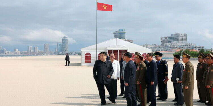 מנהיג צפון קוריאה, קים ג'ונג און, בסיור באתר התיירות הגדול במדינה שייפתח בקרוב. צילום: KCNA VIA KNS / AFP "גן עדן חופי": צפון קוריאה עומדת לפתוח את אתר התיירות הגדול במדינה