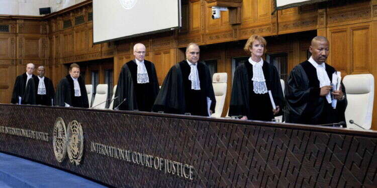 "אנחנו מכירים את אומות העולם בצביעותן. איננו חייבים להן דבר". שופטי בית הדין הבינלאומי בהאג. צילום: AFP