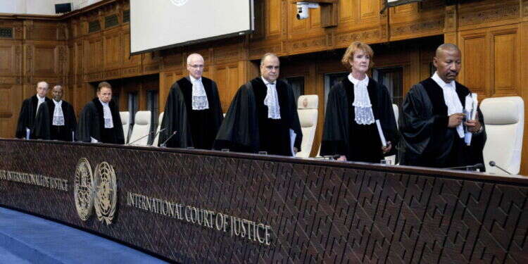 שופטי בית הדין הבינלאומי בהאג לאחר ההכרזה על חלק מההתיישבות בישראל כבלתי חוקית, ביום שישי. צילום: איי.אף.פי שופטי בית הדין הבינלאומי בהאג לאחר ההכרזה על חלק מההתיישבות בישראל כבלתי חוקית, ביום שישי. צילום: איי.אף.פי