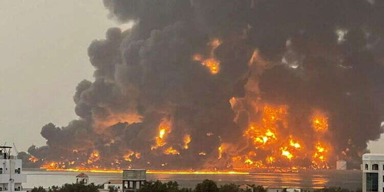 נמל חודיידה בתימן אחרי המתקפה הישראלית. צילום: אי.פי.איי